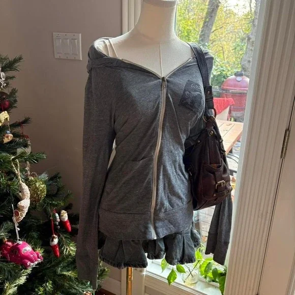 Soft gray zip-up hoodie with subtle graphic detail ⋆ Off-shoulder / slouchy - Picture 4 of 6